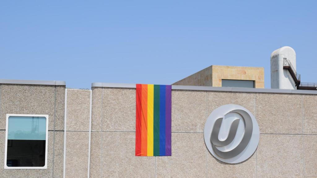 Fabrica Juzbado  con bandera Orgullo