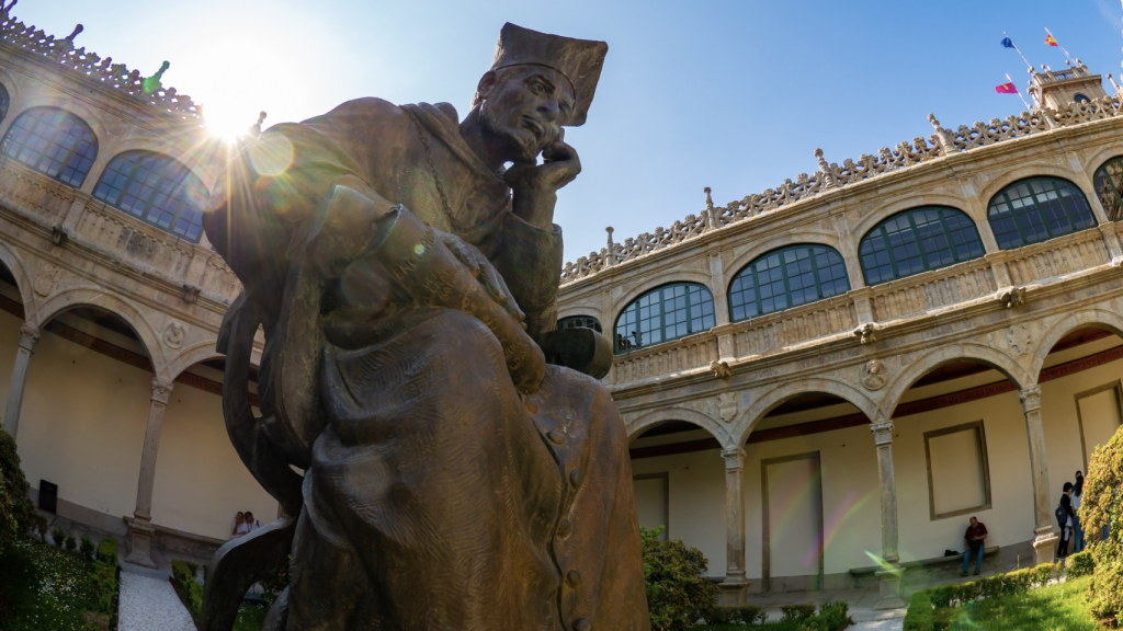 Estatua de Alfonso de Fonseca y Ulloa en la Plaza de la Universidad de Santiago de Compostela.