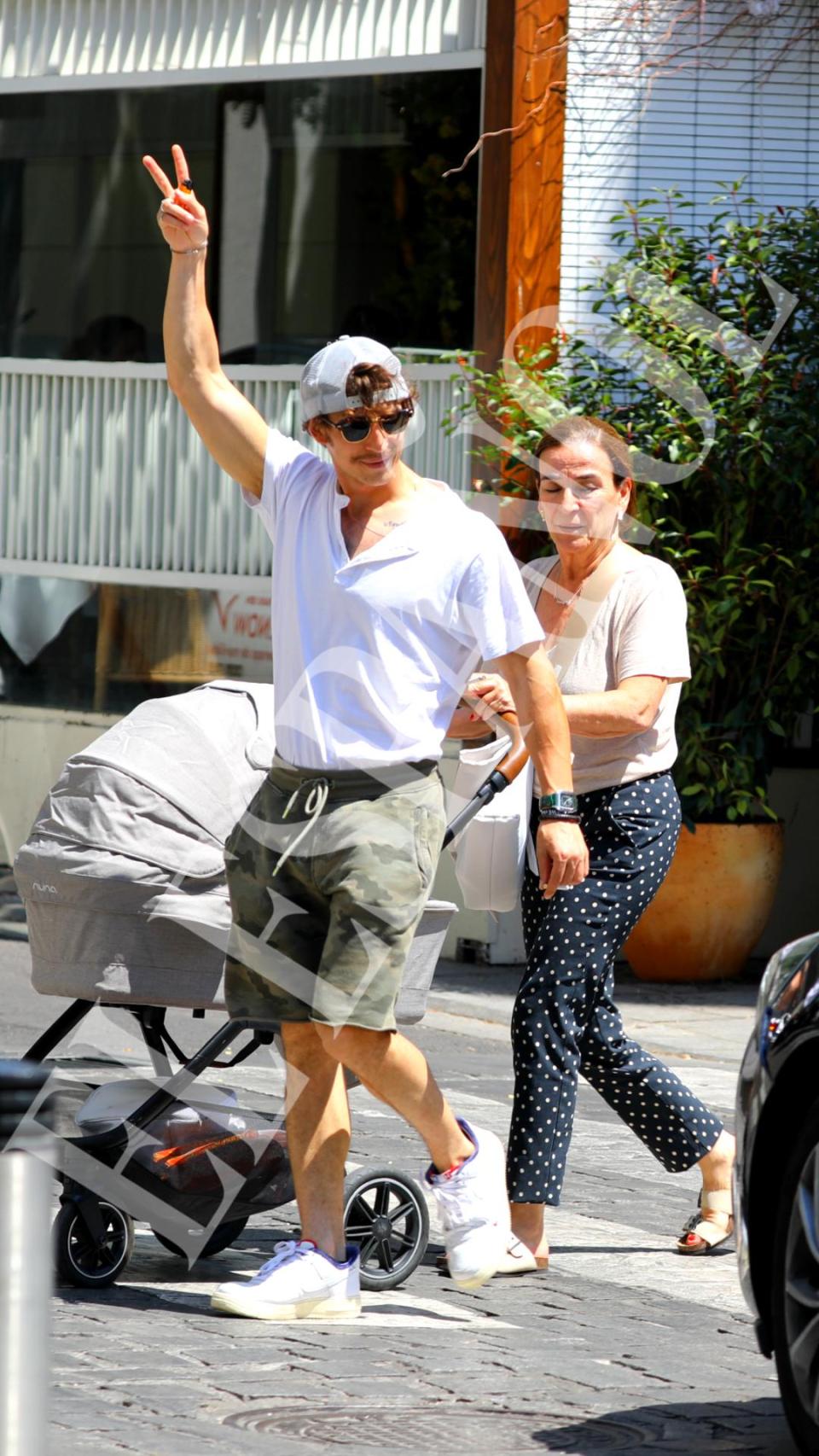 Miguel Herrán junto a su madre, Belén.