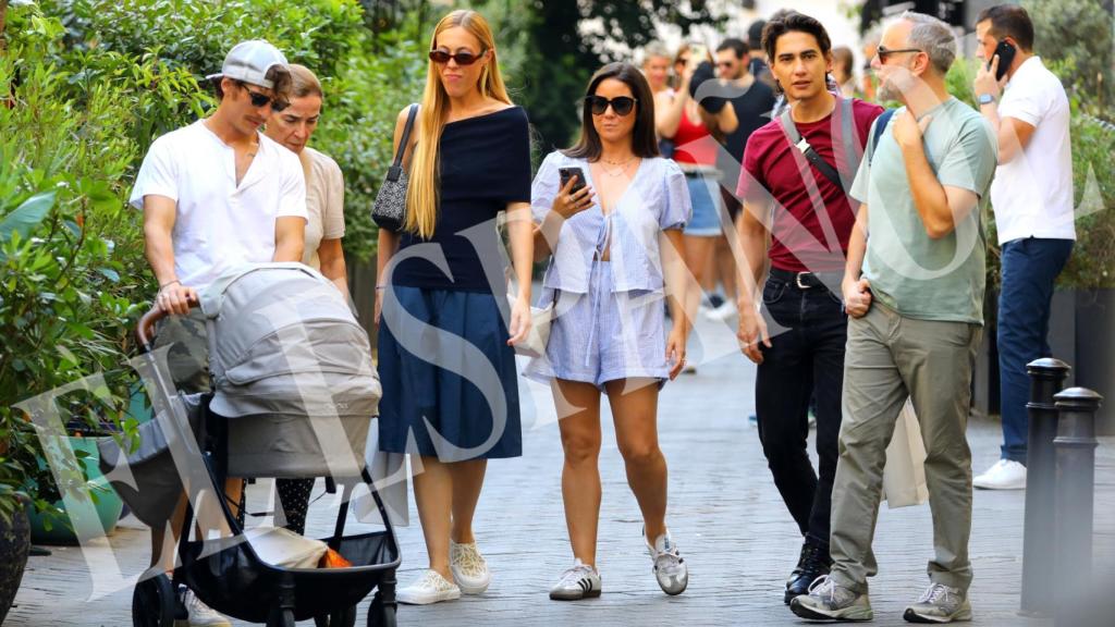 Miguel Herrán junto a su madre, Belén, algunos de sus representantes y el actor Enzo Vogrincic.