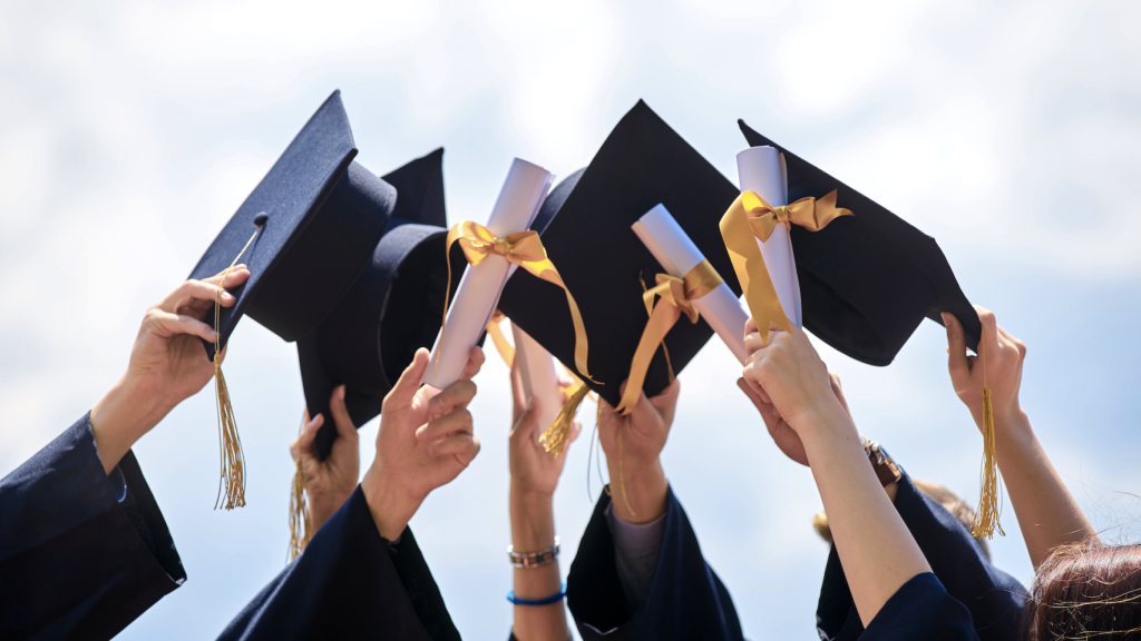 Títulos de graduación al aire.