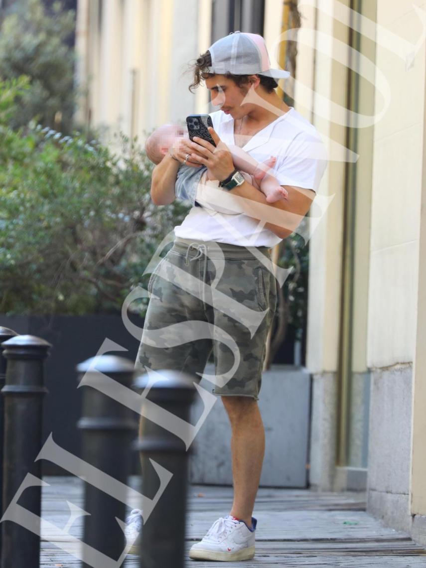 Miguel Herrán y su hija, María.