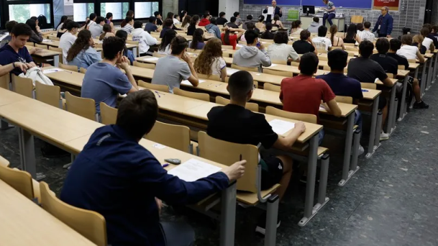 Imagen de archivo de alumnos realizando la EBAU.