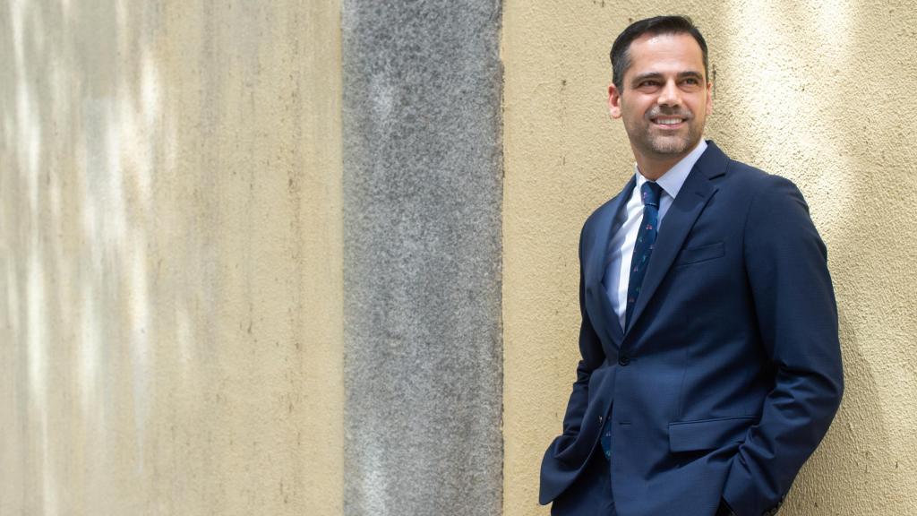 El magistrado dice no haber sufrido homofobia en su profesión, pero defiende una mayor protección.