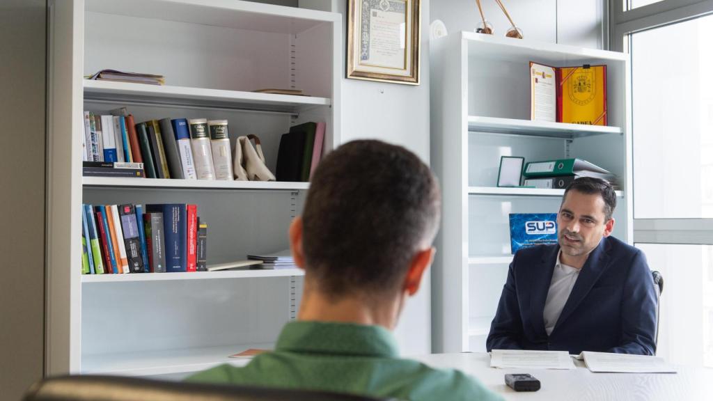 Durante la charla en su despacho.