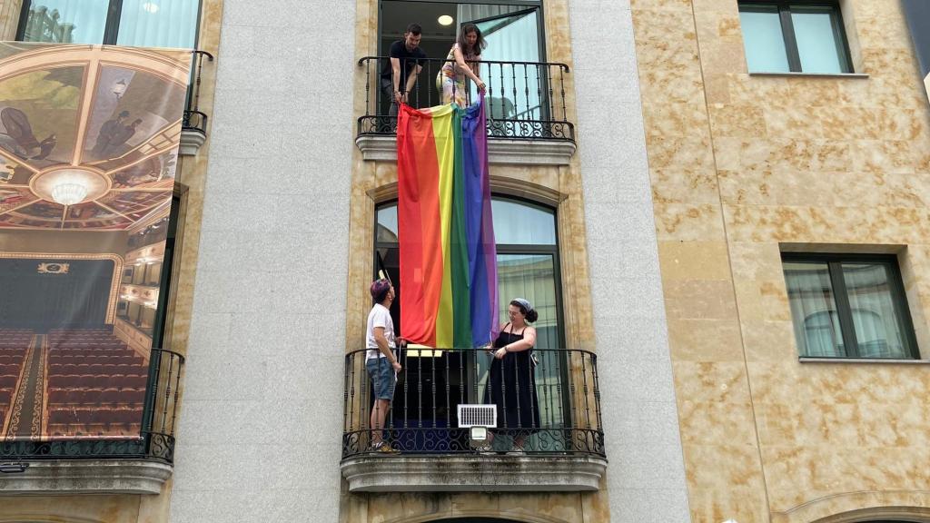 La concejala de Familia e Igualdad de Oportunidades, Miryam Rodríguez, junto a la Asociación Iguales, colocan la bandera arcoíris en el Liceo