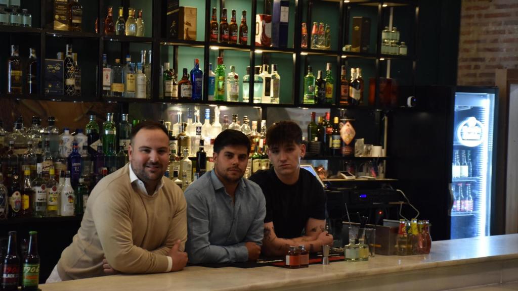 Chavi, en el centro y en la barra de La Habana, junto al encargado, Miguel Ángel Sampedro (izquierda), y el encargado del DO, Roberto Sanz (derecha)