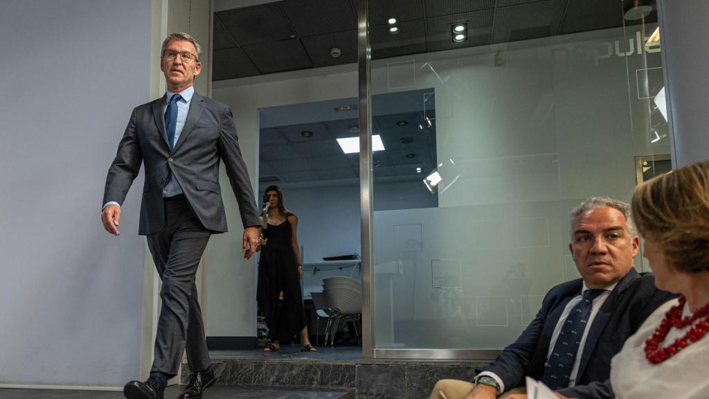 Feijóo, entrando en la sala de prensa de Génova 13, el pasado martes, grabado por una joven con un palo 'selfie'.