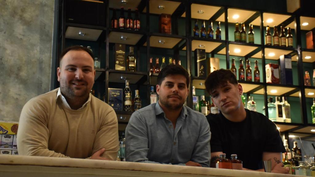 De izquierda a derecha: Miguel Ángel Sampedro González, encargado de La Habana, Chavi Martín Aparicio, propietario de ambos establecimientos, y Roberto Sanz Nieto, encargado del Denominación de Origen