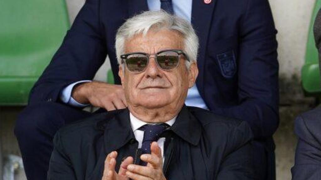 Pedro Rocha y Rafael Louzán durante un partido de fútbol.