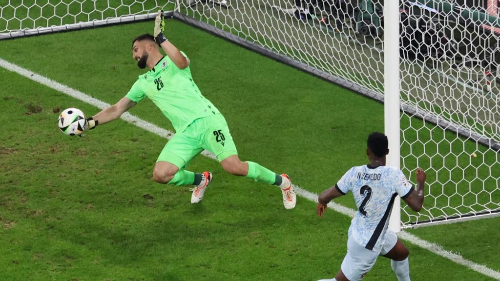 Mamardashvili realiza una parada al disparo de Semedo durante el Georgia - Portugal de la Eurocopa.