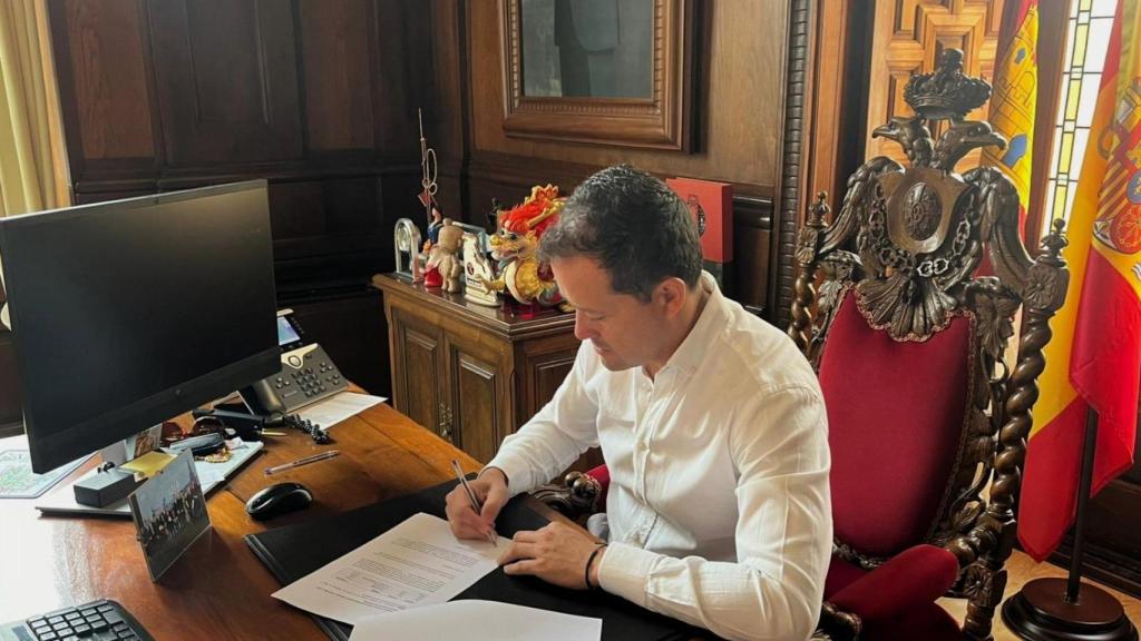 Carlos Velázquez firmando la carta que ha remitido a la Junta.