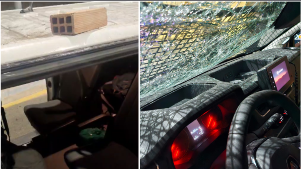 Uno de los ladrillos lanzados contra los agentes y la luna del furgón reventada.