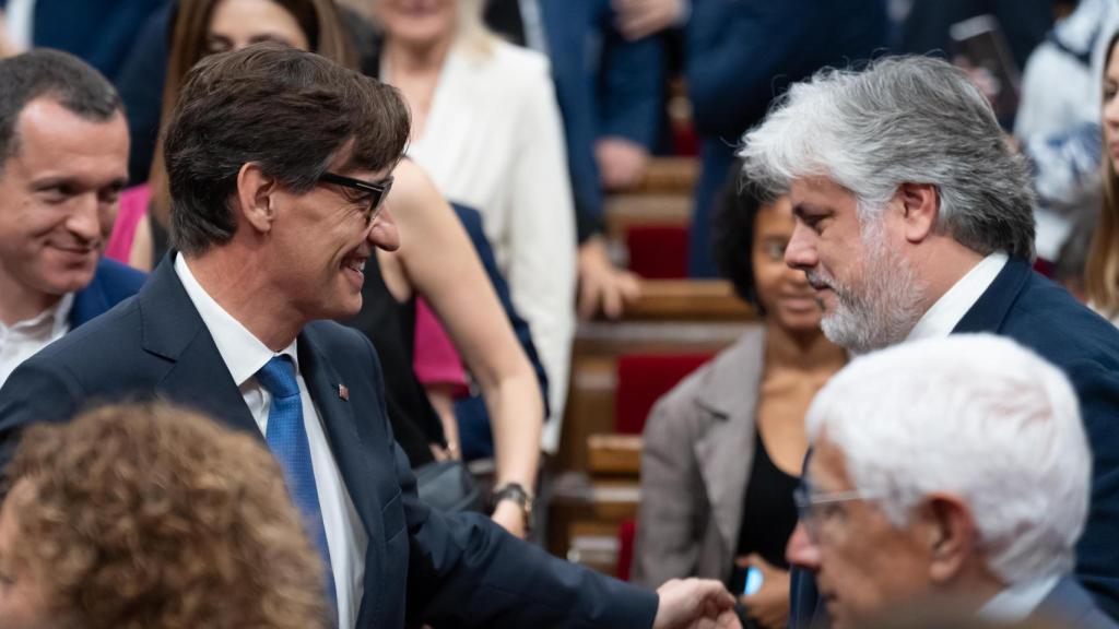 Salvador Illa (PSC) saluda al portavoz de Junts, Albert Batet, en la sesión de investidura sin candidatos de este miércoles.