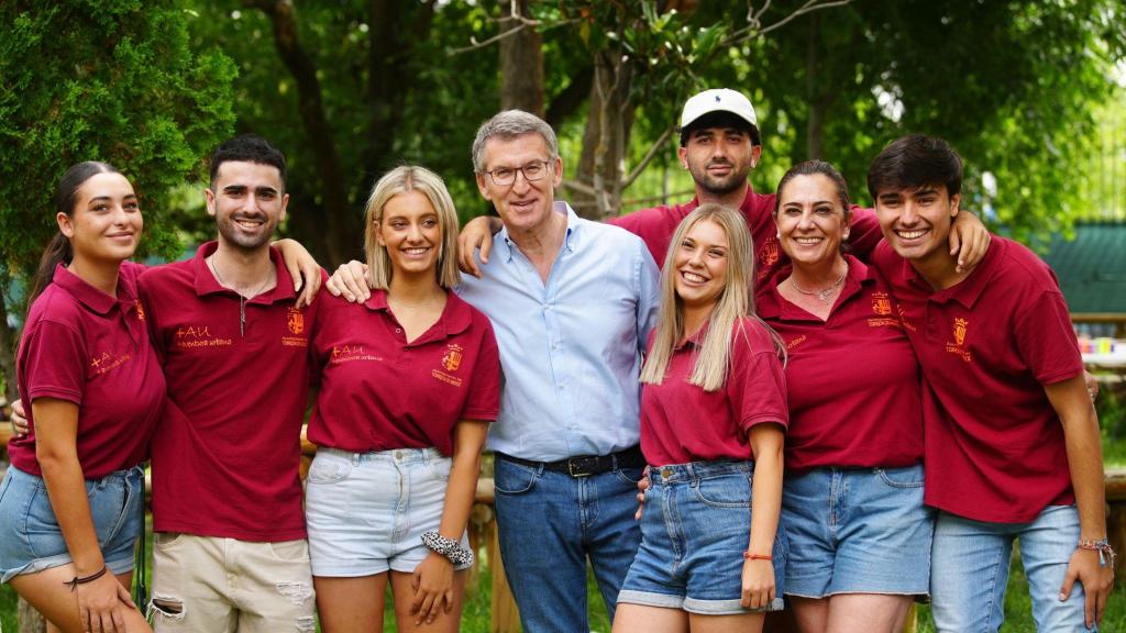Feijóo, este viernes con un grupo de monitores de un campanento urbano, en Torrejón de Ardoz.