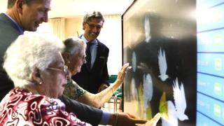 Unas residentes juegan a una de las aplicaciones de la pantalla inteligente.