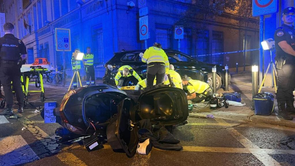Sanitarios de Samur-PC en el lugar del accidente de este viernes.