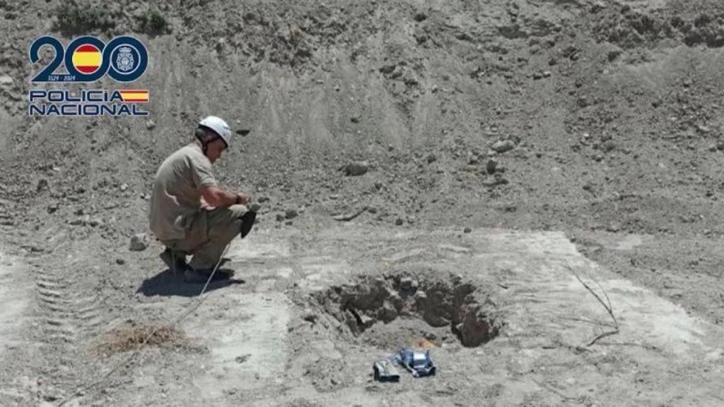 La Policía Nacional desactiva un explosivo de la Guerra Civil.