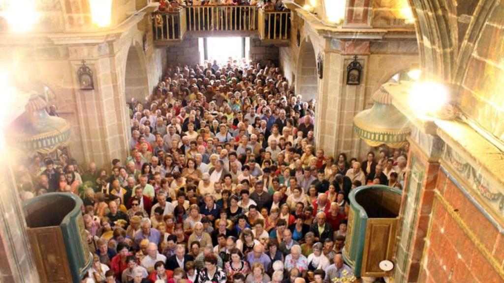 Misa en el interior del santuario. https://ocorpino.org