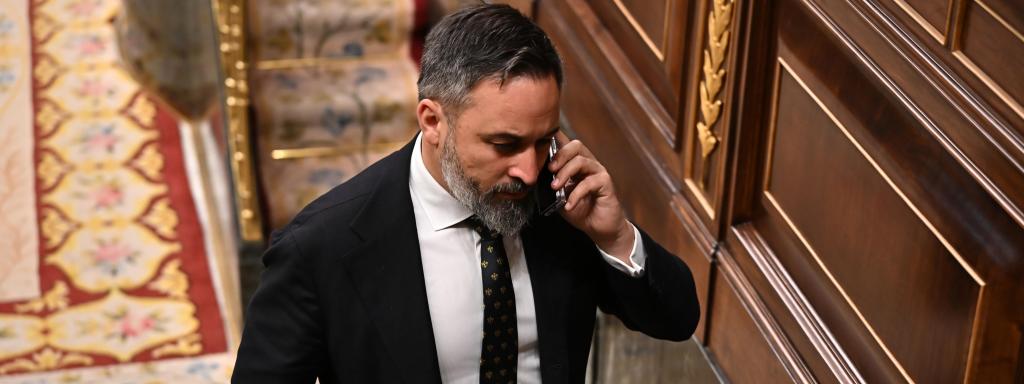 El líder de VOX Santiago Abascal atiende una llamada mientras abandona el hemiciclo durante el pleno del Congreso, este jueves.