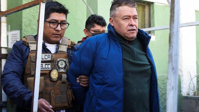 El general boliviano Juan José Zúñiga es trasladado a una cárcel de máxima seguridad de Chonchocoro.