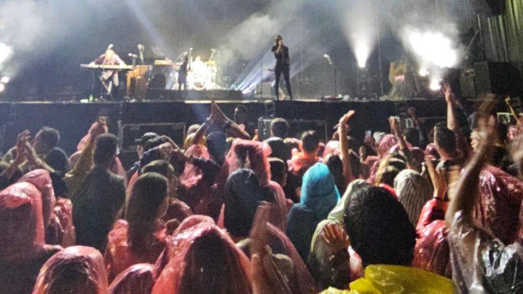 Imagen de uno de los conciertos ayer bajo la lluvia