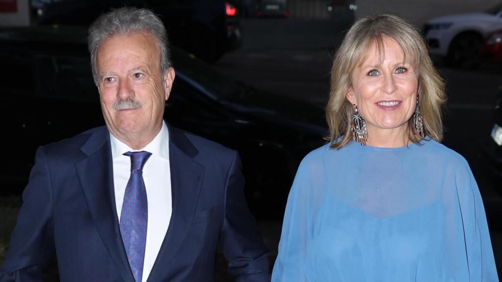 Manuel Campo Vidal y María Rey en la boda de Euprepio Padula en septiembre de 2022.