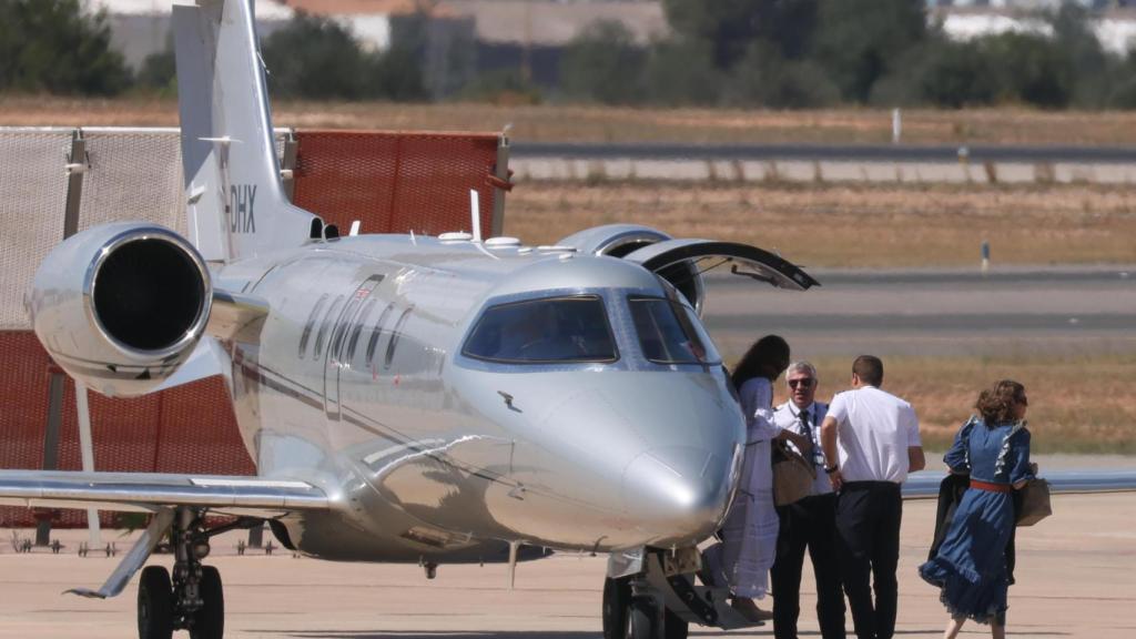 Paloma Cuevas aterrizando en 'jet' privado en Valencia tras el concierto de Luis Miguel.