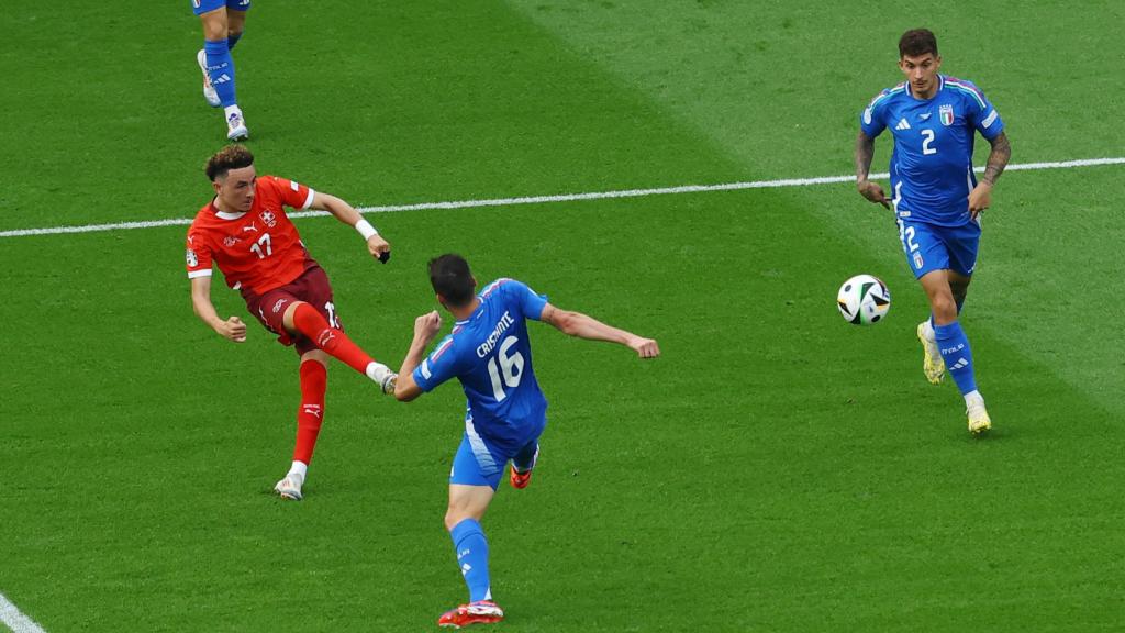 Vargas hace el segundo gol de Suiza con su disparo desde el costado.