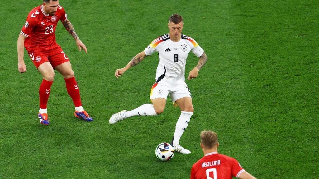 Kroos da un pase ante Holjund durante el Alemania - Dinamarca.