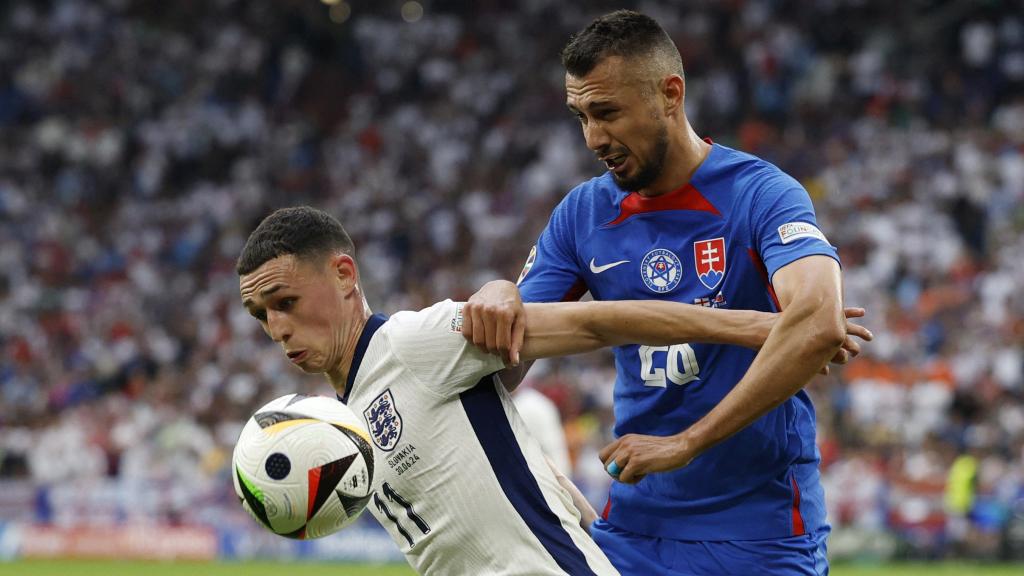 Foden defiende el balón ante Schranz.