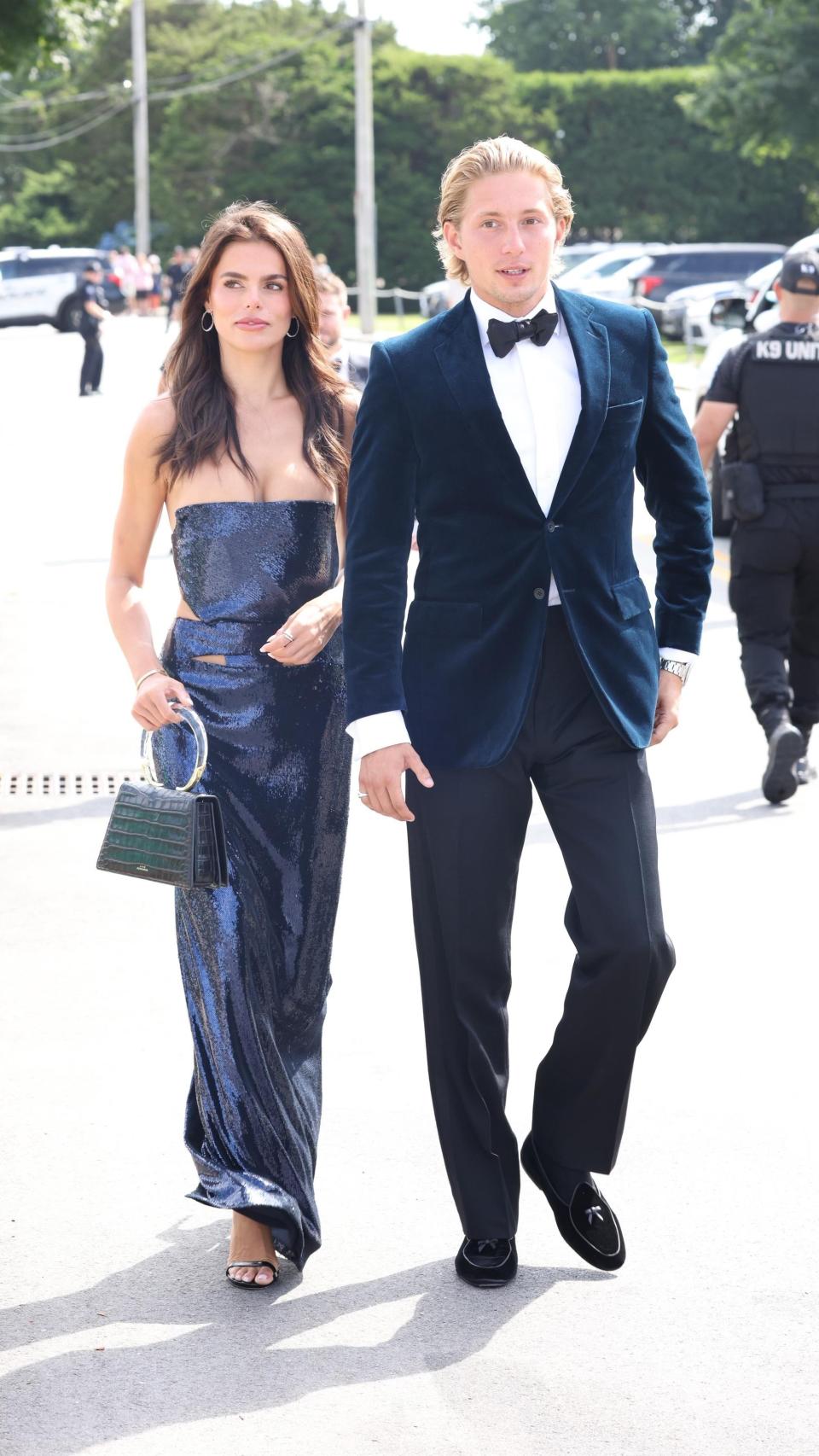 Brooks Nader y Constantino de Grecia llegando a la boda de Olivia Culpo.