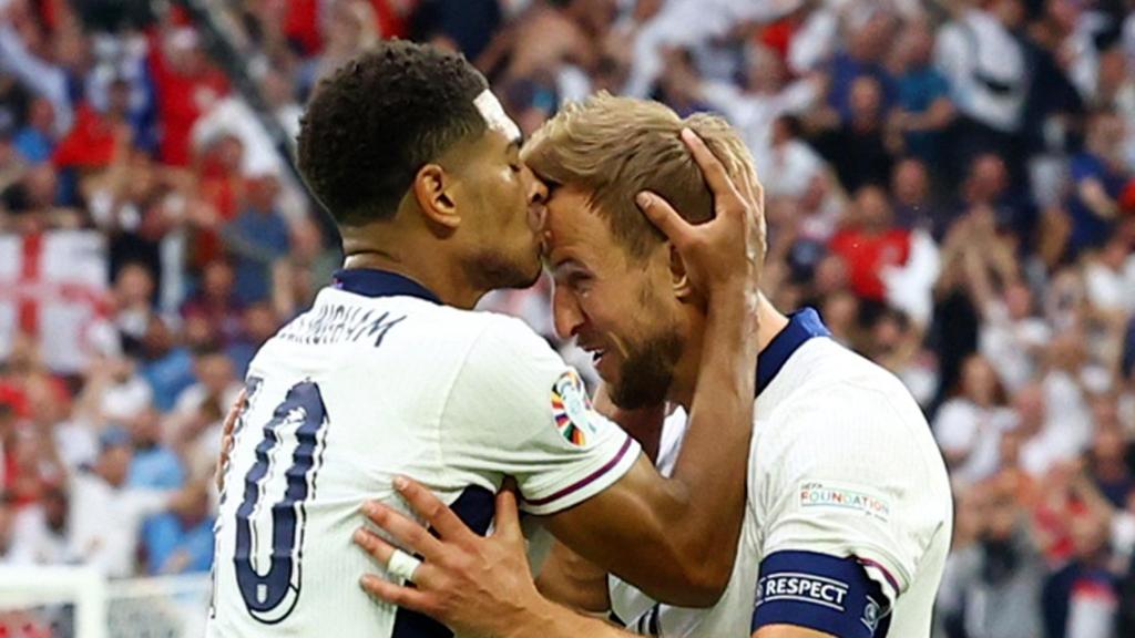 Bellingham y Kane celebran uno de los goles de Inglaterra.