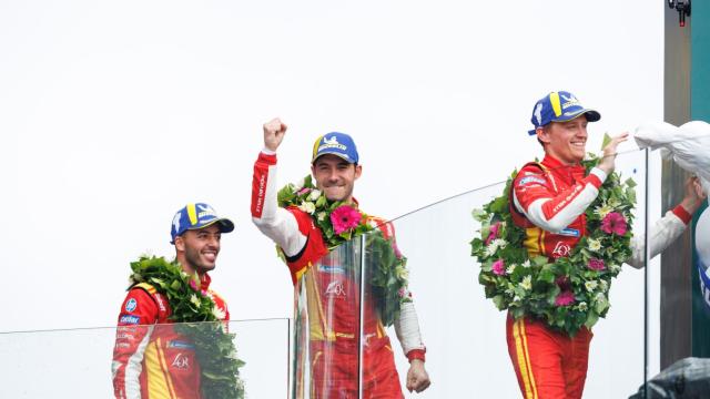 Miguel Molina, en el centro de la imagen, sube al podio como ganador de las 24 Horas de Le Mans 2024.