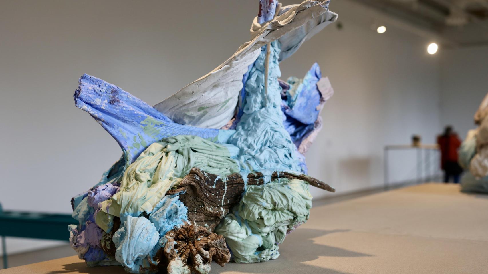 'Arrullo y vuelo', 2024, de Elena Aitzkoa, en la exposición 'Topalekuak'. Foto: Tabakalera