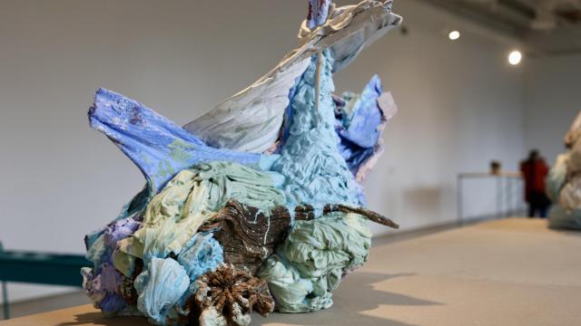 'Arrullo y vuelo', 2024, de Elena Aitzkoa, en la exposición 'Topalekuak'. Foto: Tabakalera