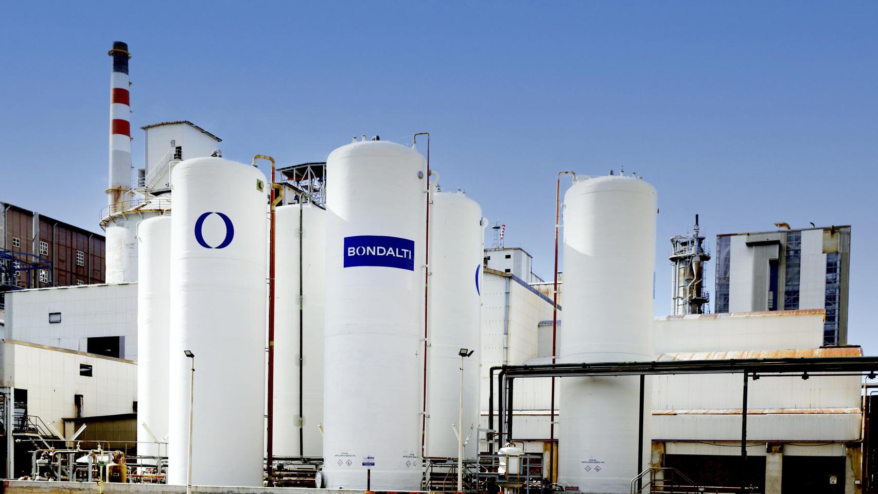Varios tanques de la planta de Bondalti en Torrelavega, Cantabria.