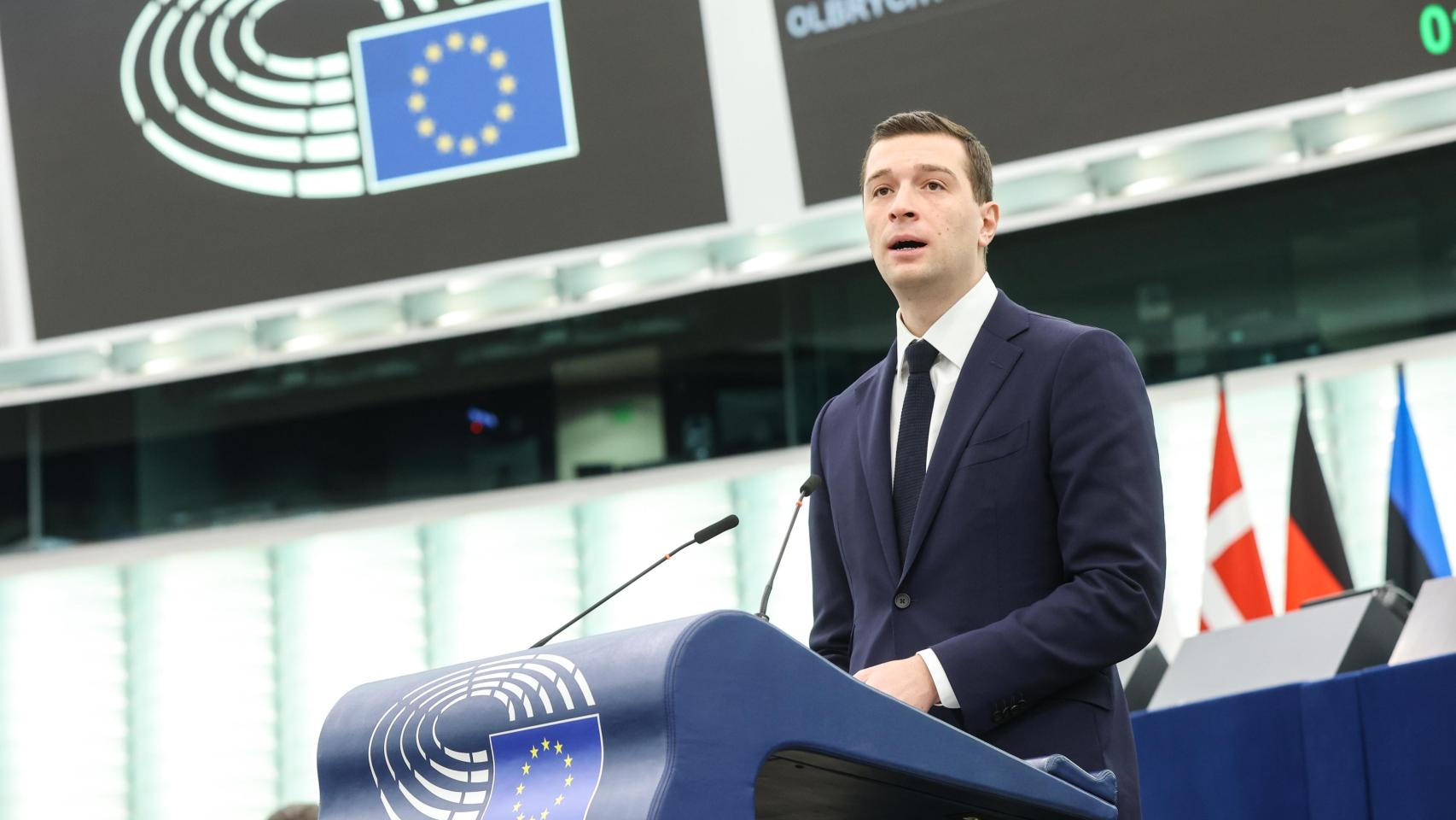 El candidato de Le Pen a primer ministro, Jordan Bardella, durante una de sus raras intervenciones ante el pleno de la Eurocámara en Estrasburgo
