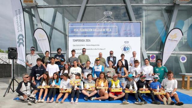 Autoridades y vencedores de la Semana Gallega de Vela Ligera.
