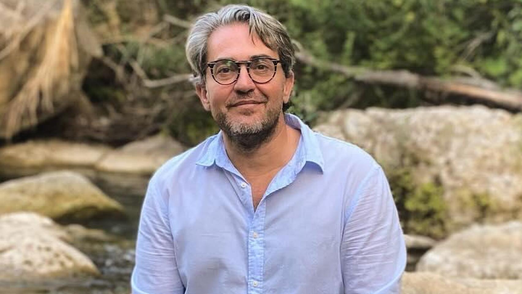 Imágenes del día: Máximo Huerta da la bienvenida al mes de julio con un baño en el río y un enigmático mensaje