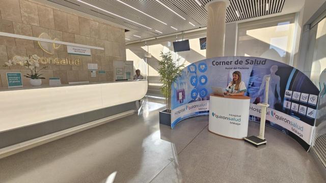 Un expositor informativo del hospital QuirónSalud Málaga.