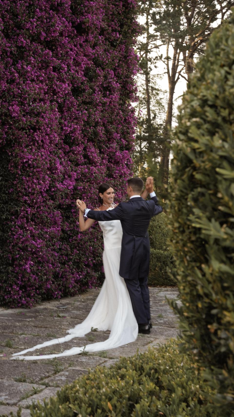 Rita y Óscar, ya casados, en los jardines de Xaz