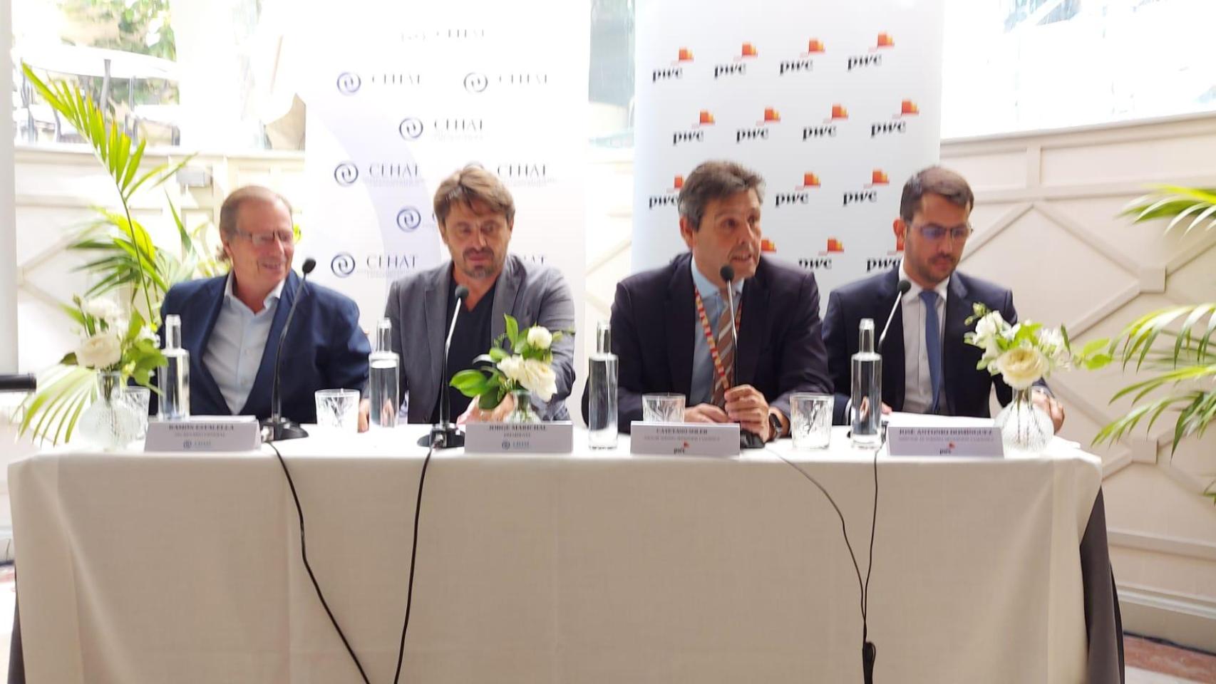 Ramón Estalella, secretario general de Cehat, Jorge Marichal, presidente de Cehat, Cayetano Soler Morella, socio responsable de Transporte, Logística y Turismo Consultoría dePwC y José Antonio Domínguez, director de turismo, transporte y logística de PwC.