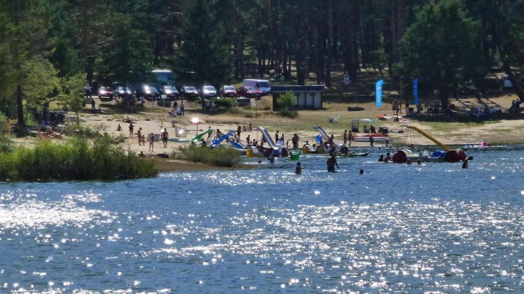 Zona de agua, arena, baños y aparcamientos de Playa Pita