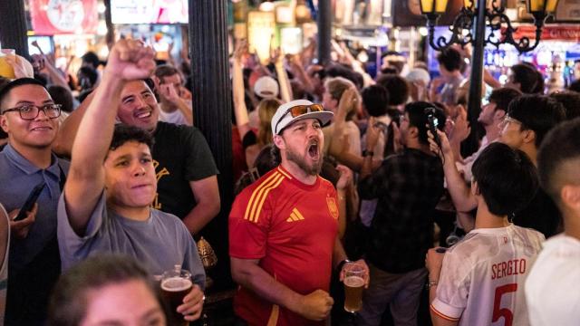 Varios aficionados celebran un gol del partido entre España y Georgia de la Eurocopa 2024