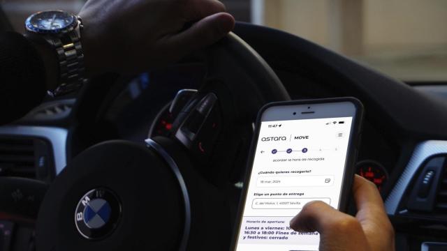Imagen de un teléfono con la aplicación de Astara Move.