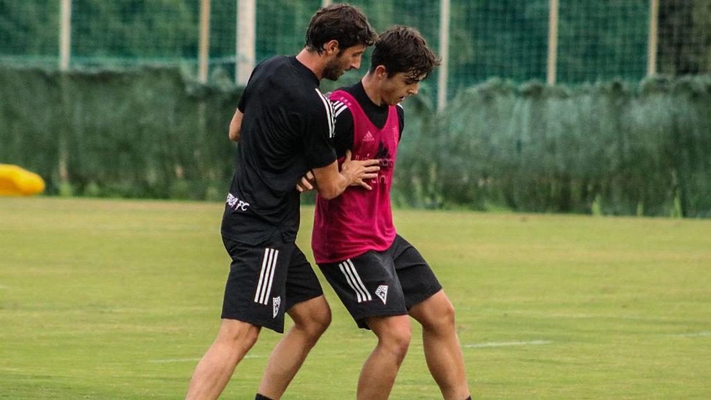 El mediocentro Esteban Granero 'El Pirata' en un entrenamiento en el Marbella con el defensa Fran Ortuño.
