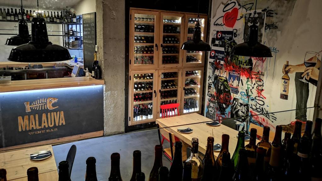 El interior de Malauva Wine Bar.