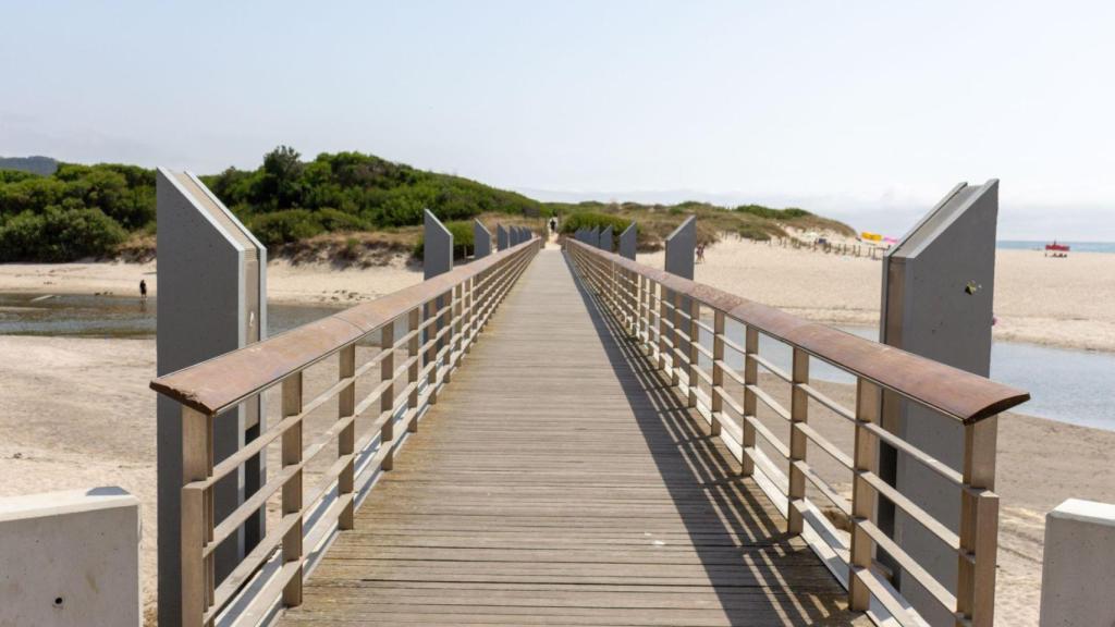 Paseo de madera sobre el río Ancora.
