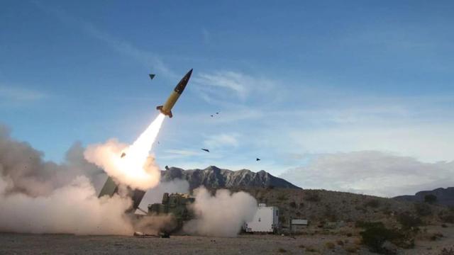 Un mísil ATACMS disparado desde un lanzador HIMARS.